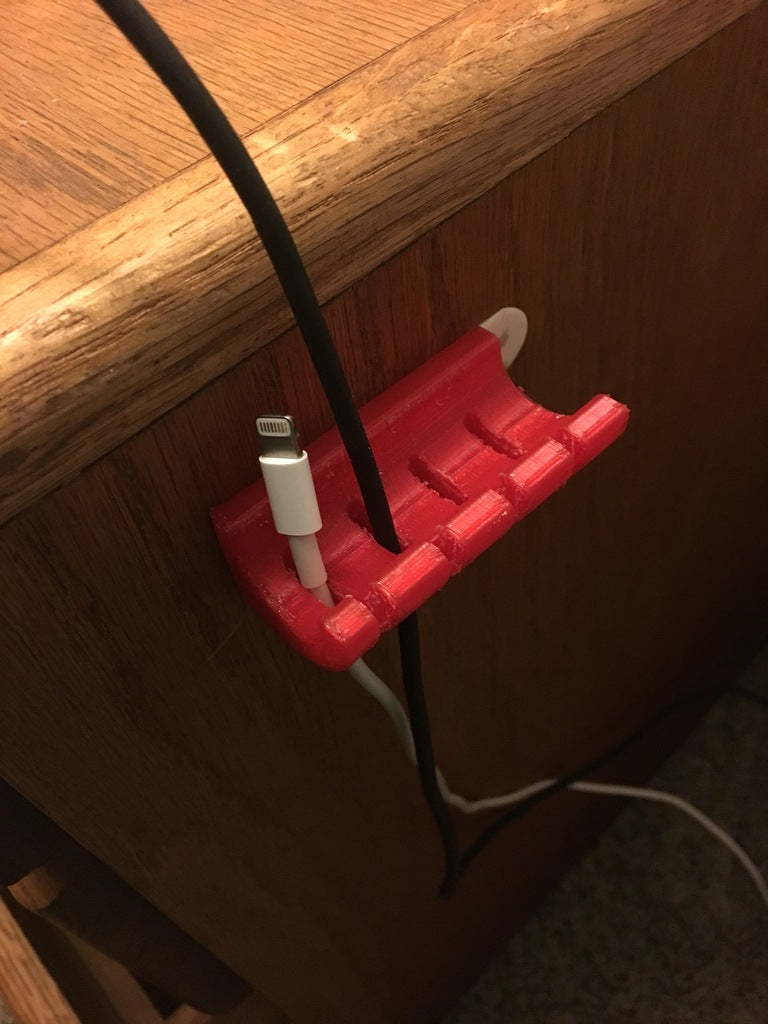 Soporte para cables en el borde de la mesa