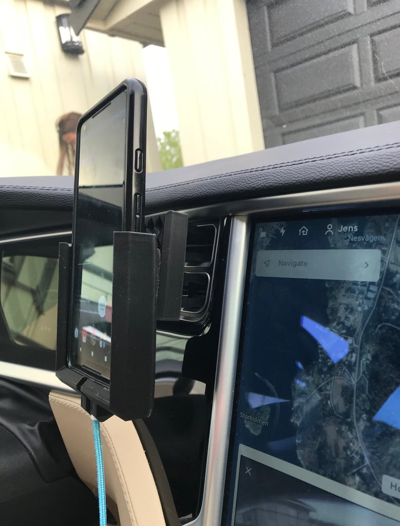 Soporte para teléfono con montaje de CA para Pixel 2 XL con Rhinoshield Crashguard en un Tesla Model S