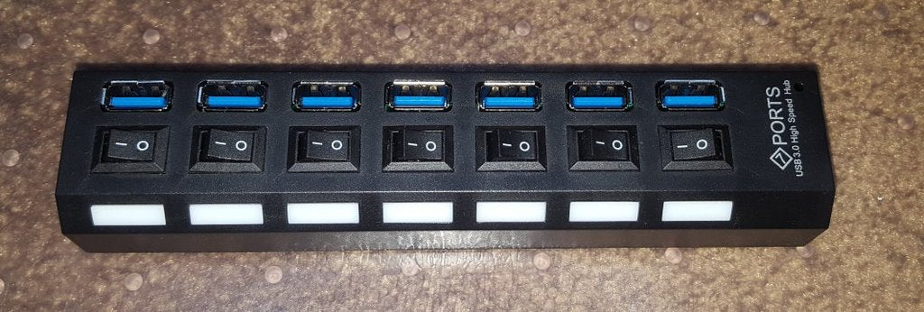 Soporte para concentrador USB de 7 puertos con guía de cables