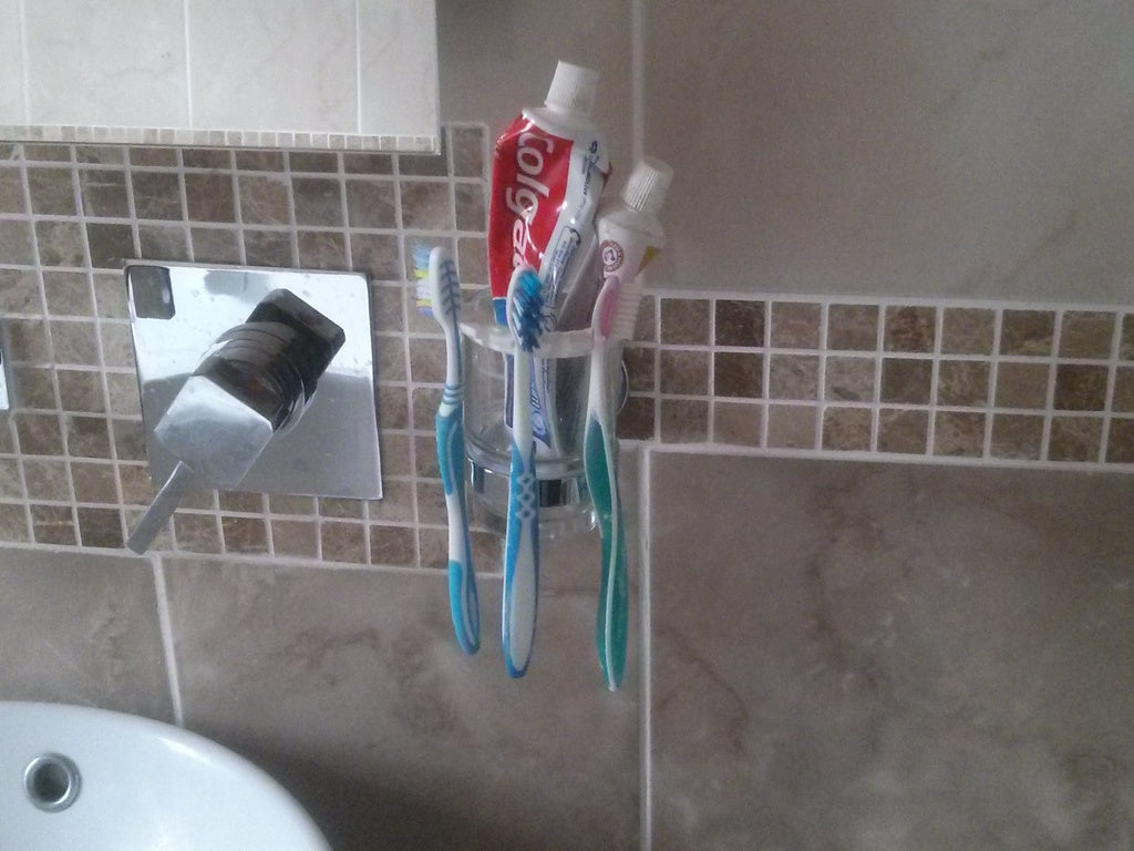 Jabonera de baño y portacepillos de dientes.