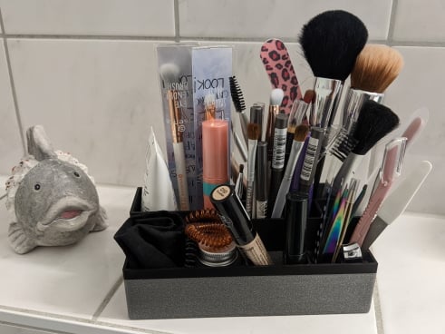 Organizador de maquillaje personalizado para mueble con espejo en el baño