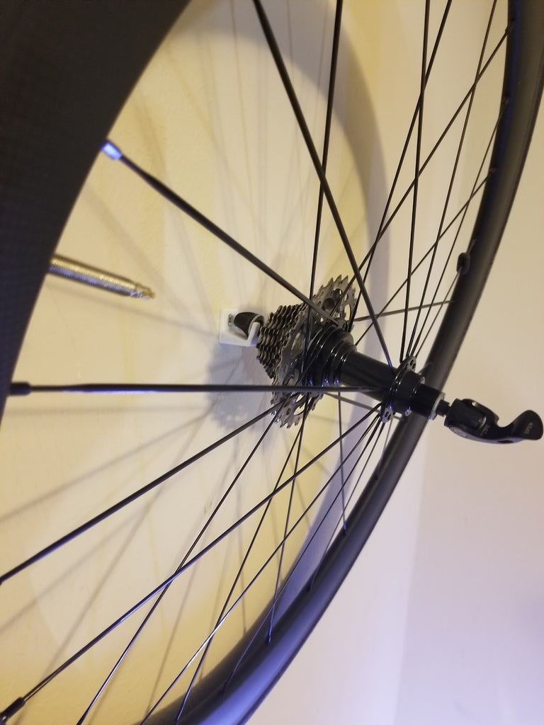 Soporte de pared para ruedas de bicicleta de carreras.