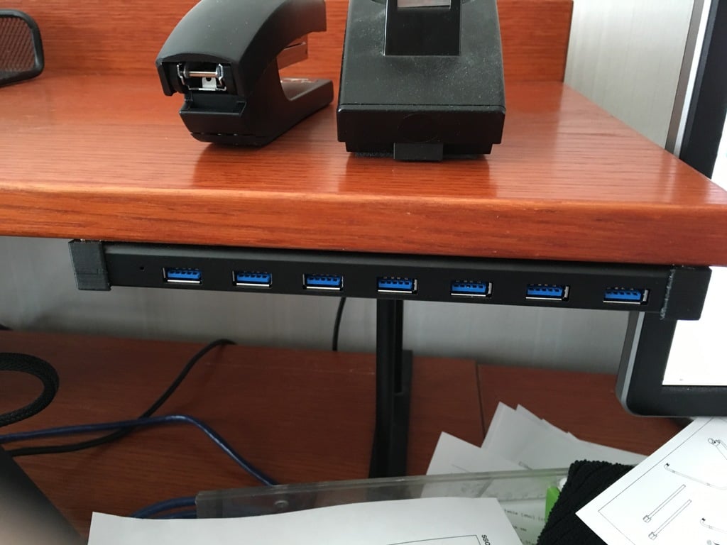 Soporte de concentrador USB Deltaco para montaje debajo del escritorio