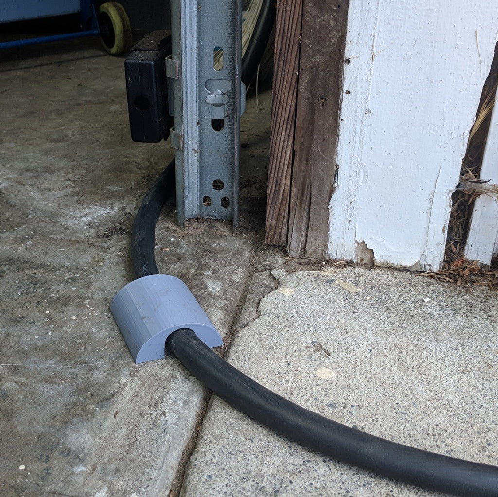 Pase de puerta de garaje para cable de carga de vehículos eléctricos
