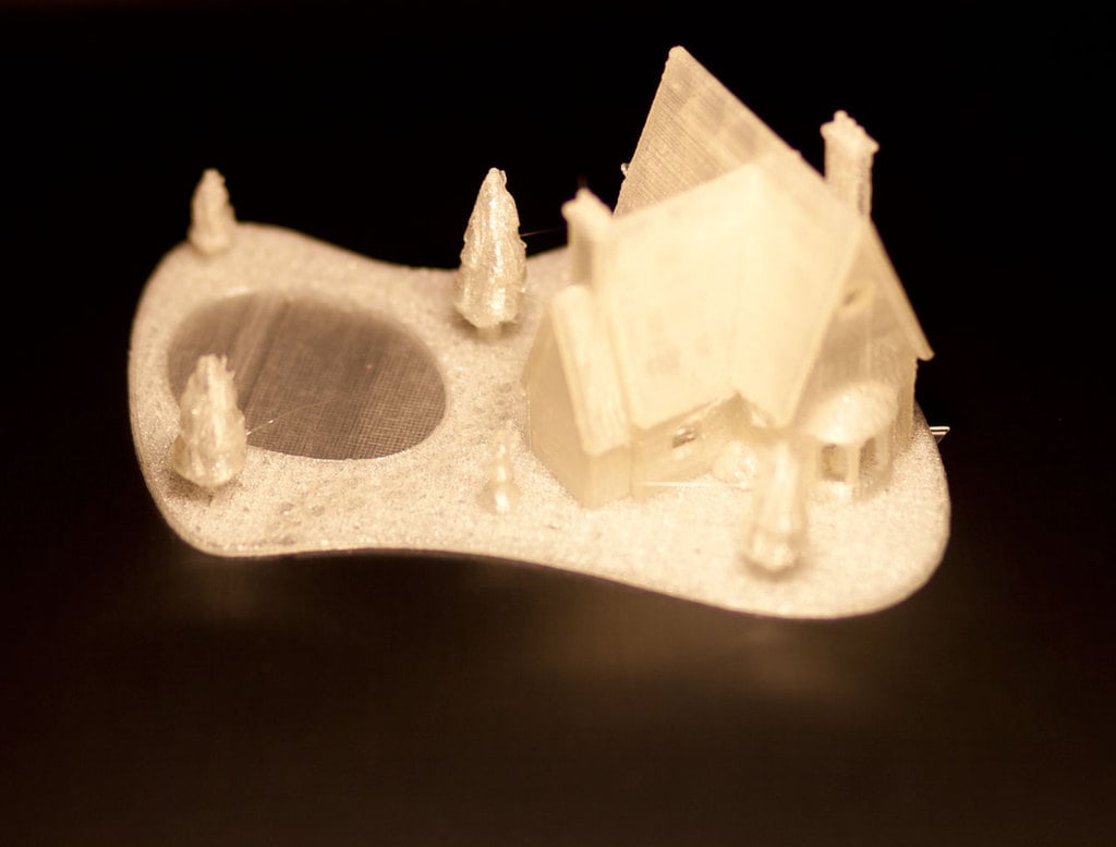 Casa navideña impresa en 3D con lago helado