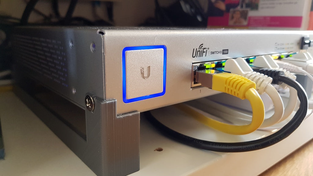 Soporte Ubiquiti UniFi Switch 8 150w con espacio para Cloud Key