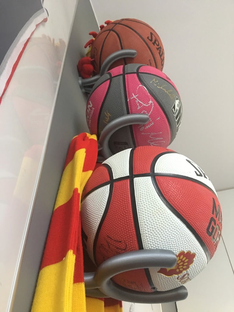 Colgador de pared para baloncesto tamaño 6 y menores