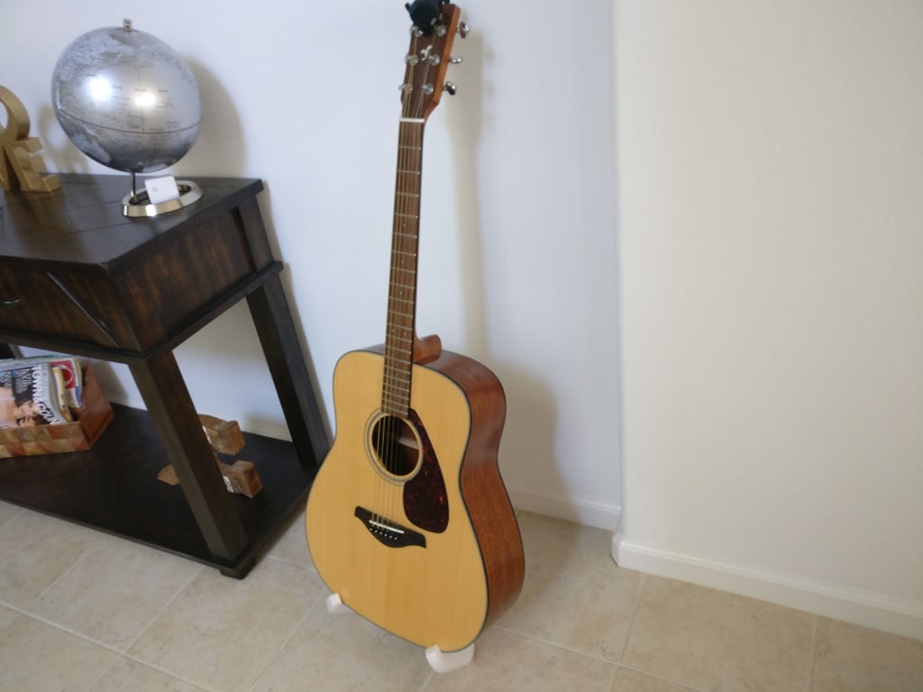 Soporte de guitarra para guitarras de perfil estándar y más fino.