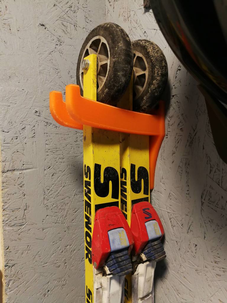 Soporte para esquís sobre ruedas para montaje en pared