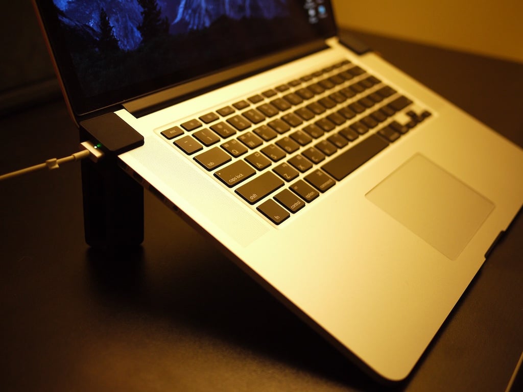 Soporte para Macbook Pro Retina de 15&quot; sencillo y ligero con conexión por cable