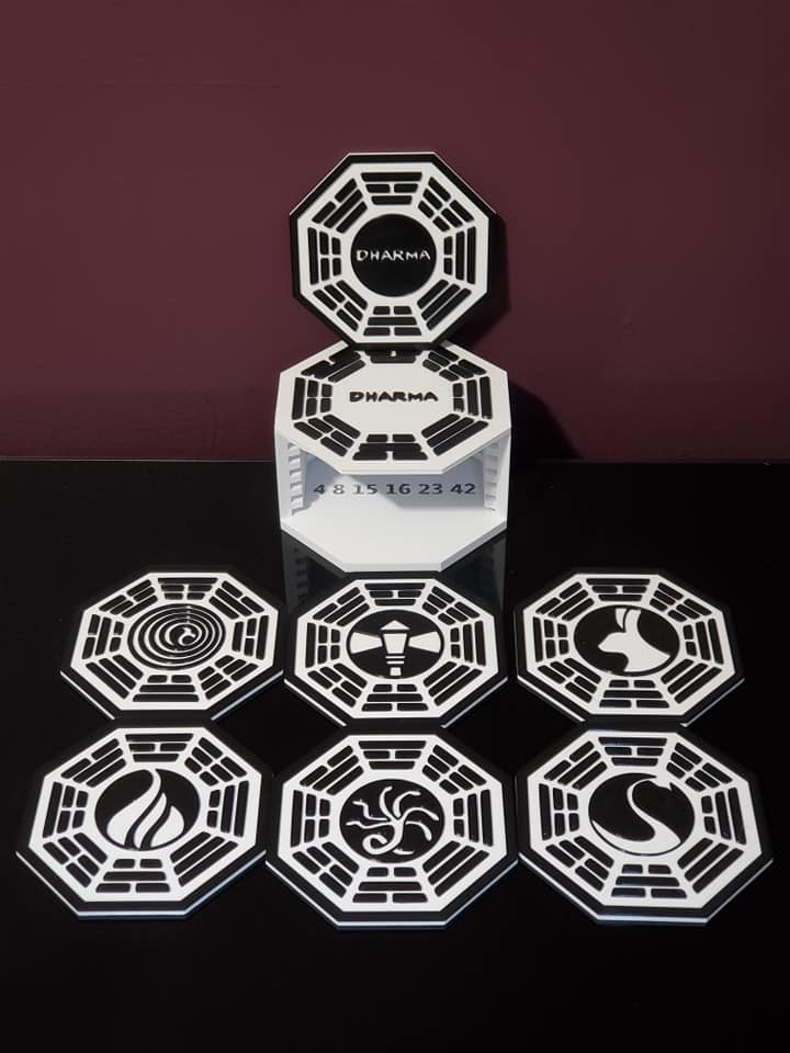 Dharma Initiative (Lost) Coaster Juego de 7 posavasos y soporte