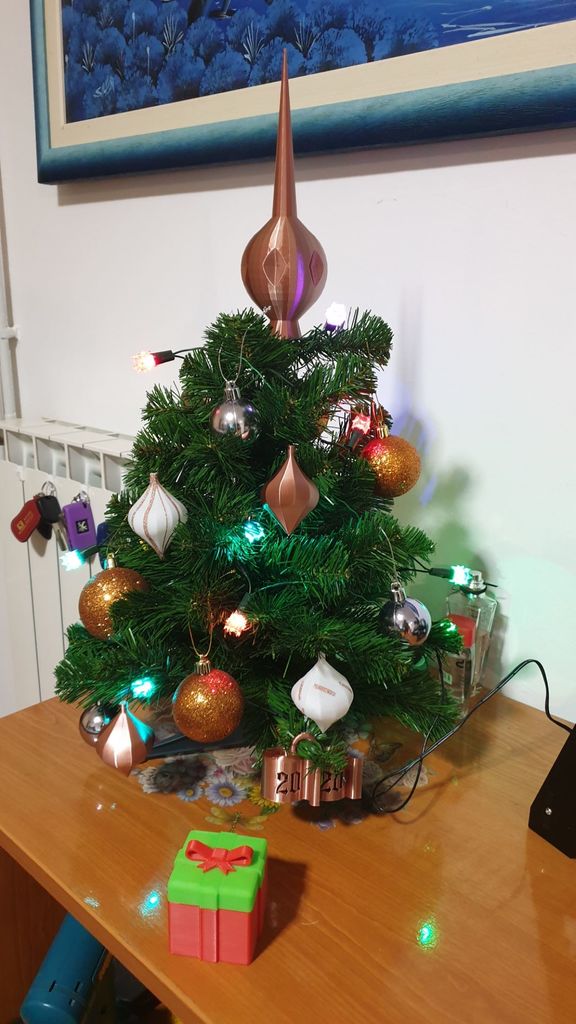 Tapa para árbol de Navidad con bolas navideñas.