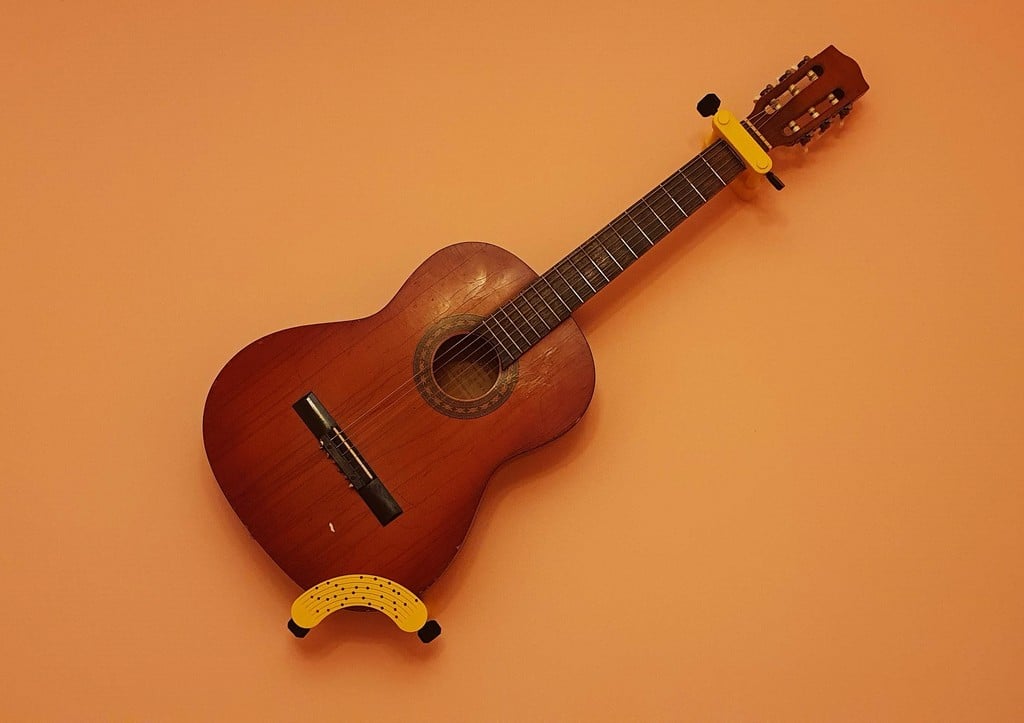Soporte de pared para guitarra ajustable a todos los tamaños.