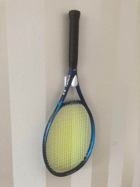 Sencillo soporte de pared para la raqueta de tenis