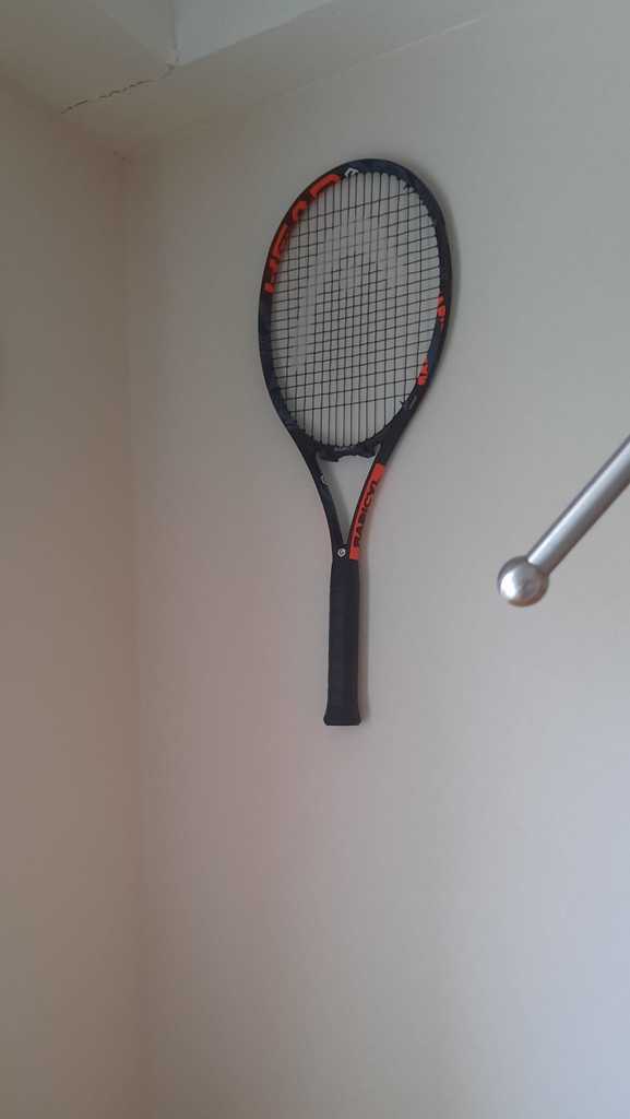 Soporte de pared para raqueta de tenis
