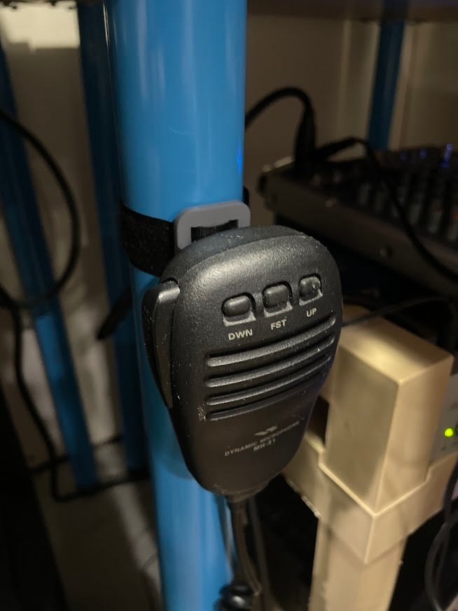 Colgador de micrófono para pata de escritorio.