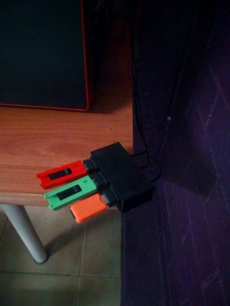 Soporte de pared para cables de extensión USB