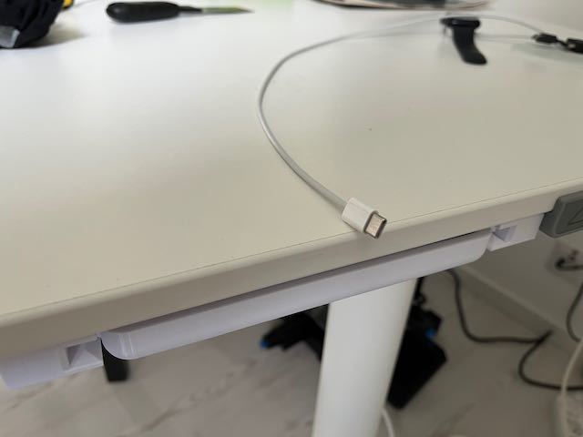 Bandeja para escritorio Bekant de IKEA para adaptadores USB-C