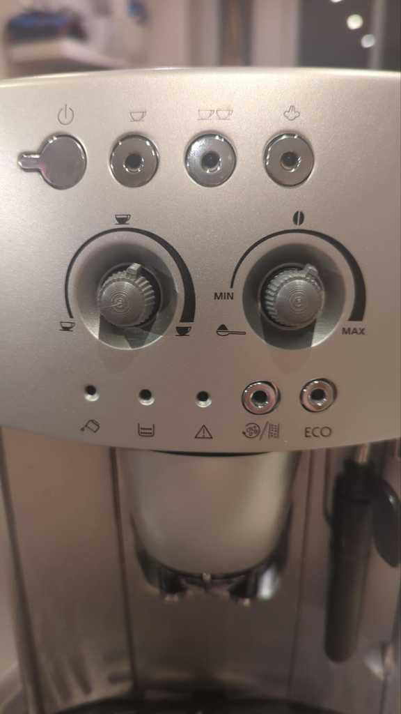 Delonghi Magnifica ESAM4200 Perillas de ajuste para el volumen de agua y café