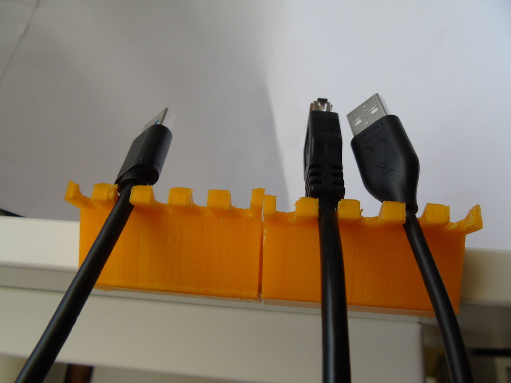 Soporte USB para mesa Bekant de Ikea