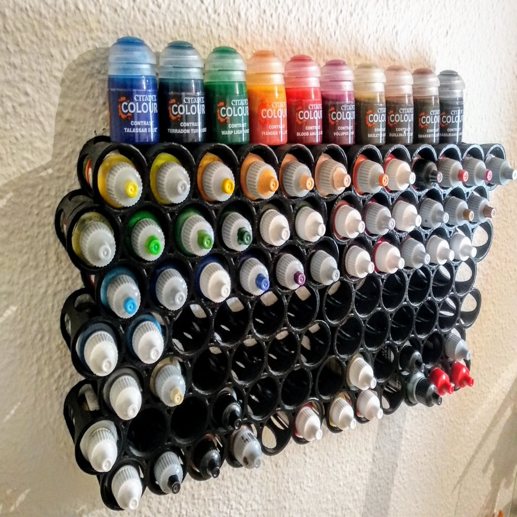 Soporte de pared para botellas de pintura.