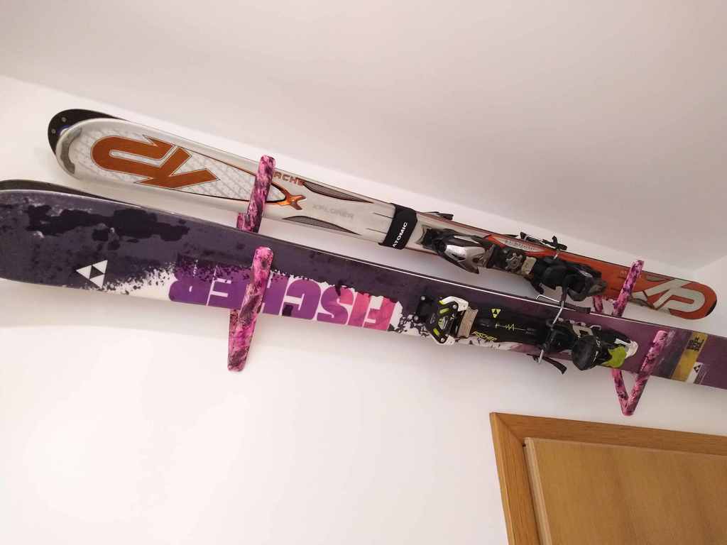 Soporte de pared para esquís para esquís anchos en nieve polvo