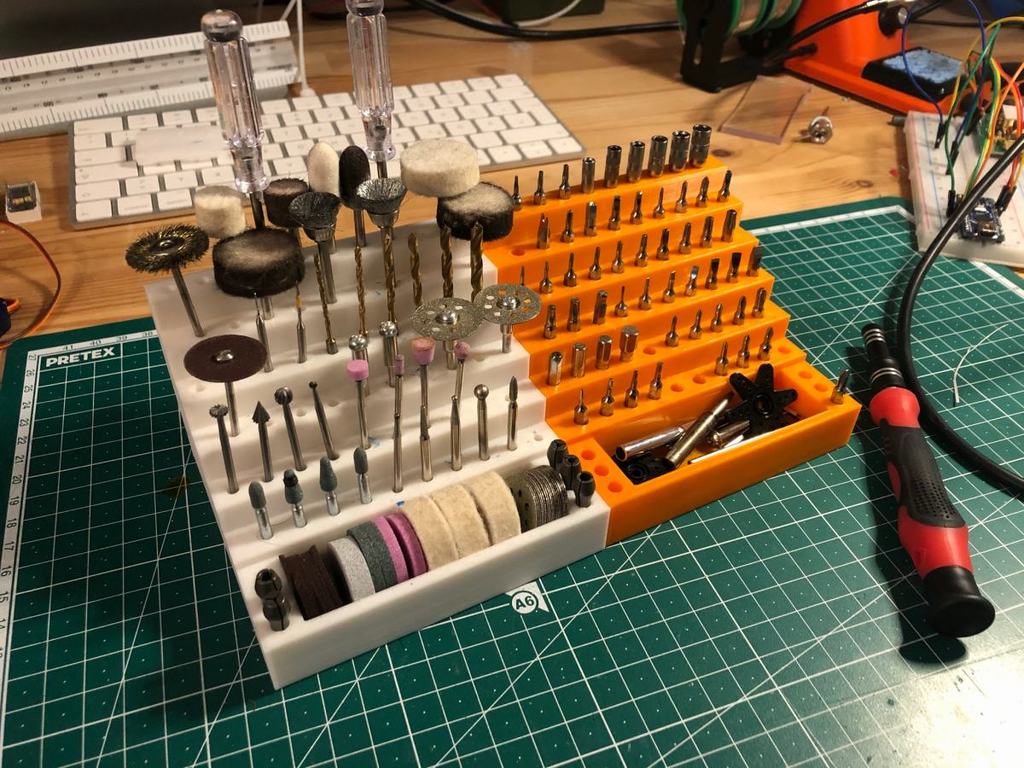 Pequeño organizador de puntas de destornillador para herramientas de precisión.