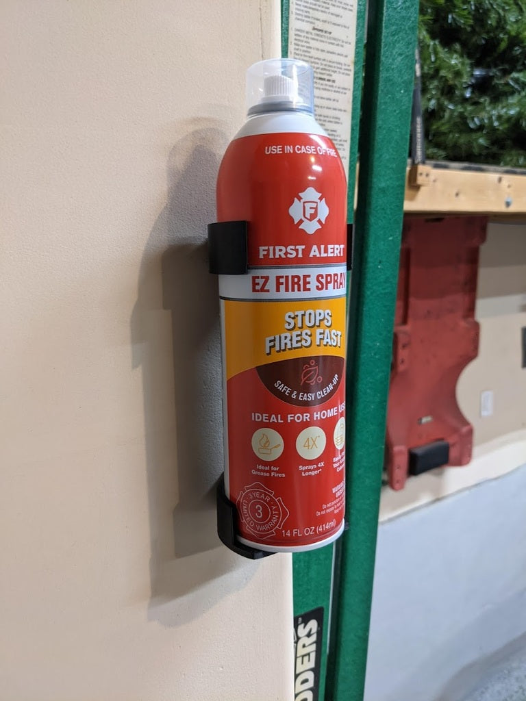 Soporte de pared para spray contra incendios First Alert