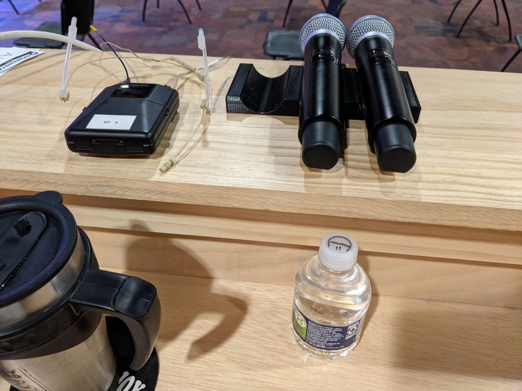 Soporte de micrófono inalámbrico para consola Church Sound con espacio para tres micrófonos