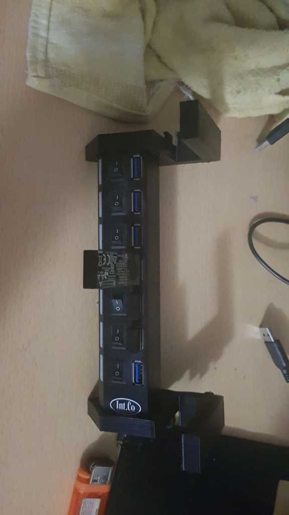 Soporte para concentrador USB de 7 puertos con gestión de cables y montaje en mesa