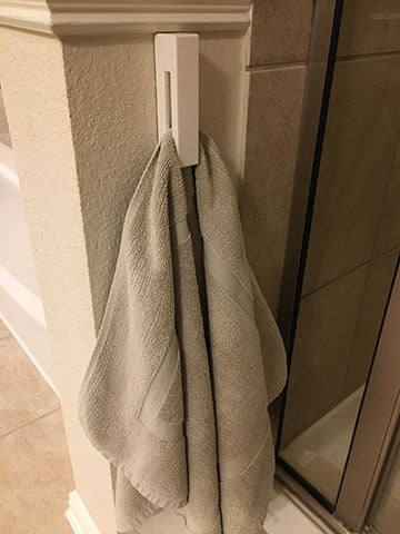 Colgador de toallas de mármol con gancho interno.