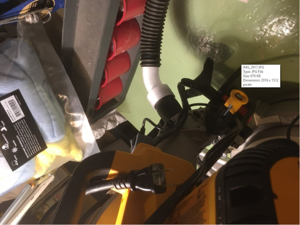 La manguera de la aspiradora se conecta a la sierra ingletadora Dewalt DWS713