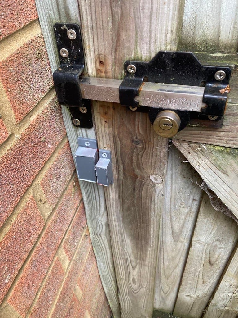Instalación de sensor de puerta Sonoff para el jardín.