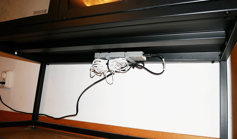 Soporte para montar el controlador inalámbrico IKÉA debajo del gabinete con puerta de vidrio RUDSTA
