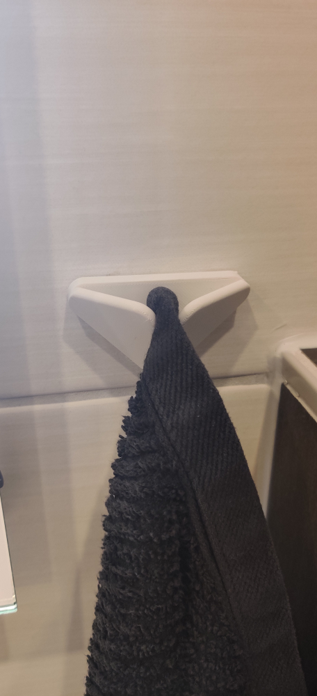 Colgador de pared para toallas sin trabillas.