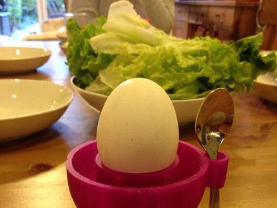 Huevera con soporte para cáscaras de huevo y soporte para cucharas.